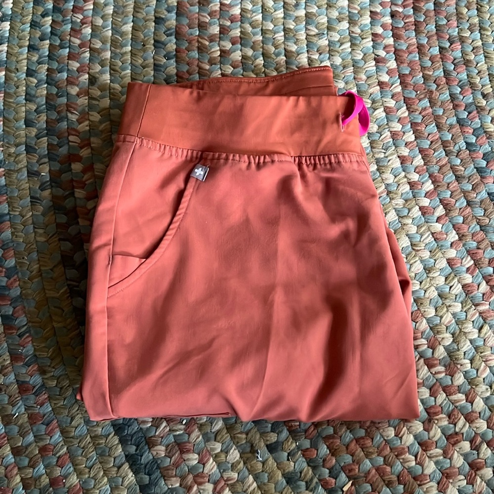 Figs Zamora joggers in Terracotta